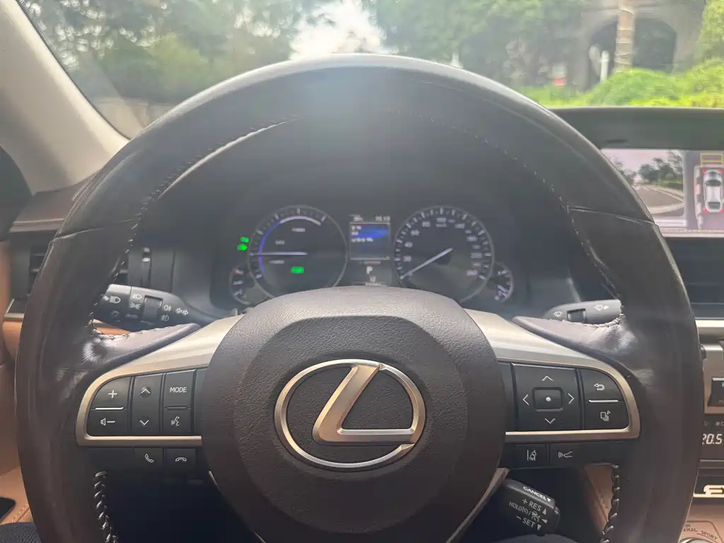 Lexus ES 2018 — фото 11