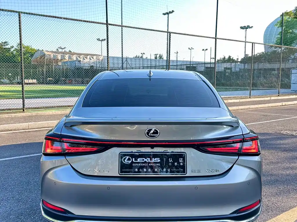 Lexus ES 2025