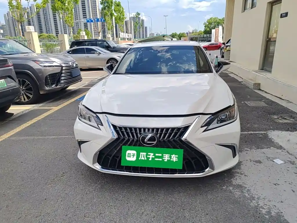 Lexus ES 2023