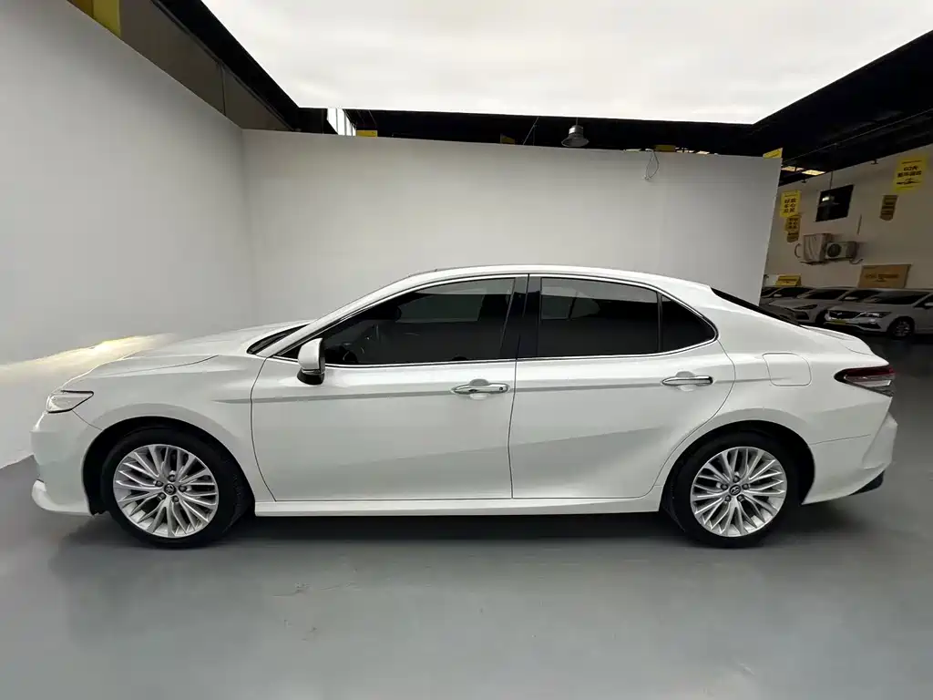 Toyota Camry 2018 — фото 3