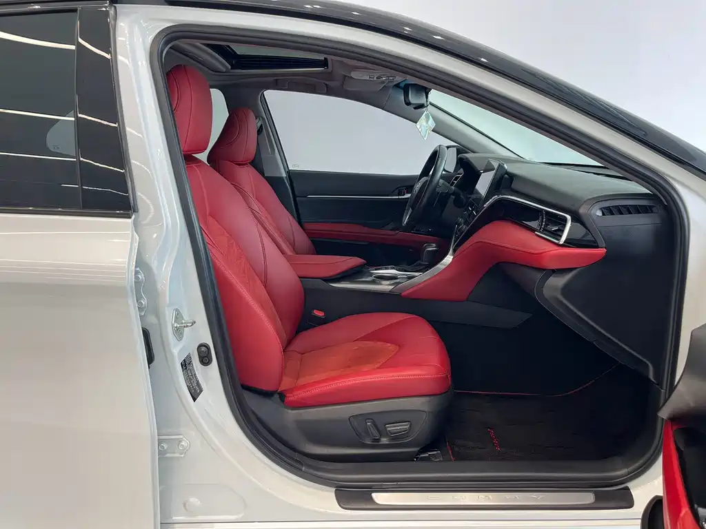 Toyota Camry 2023 — фото 12