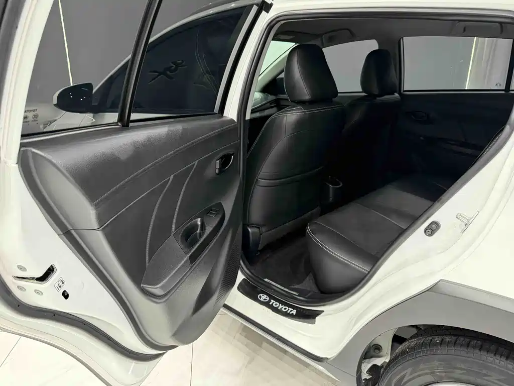 Toyota Yaris L 2023 — фото 18