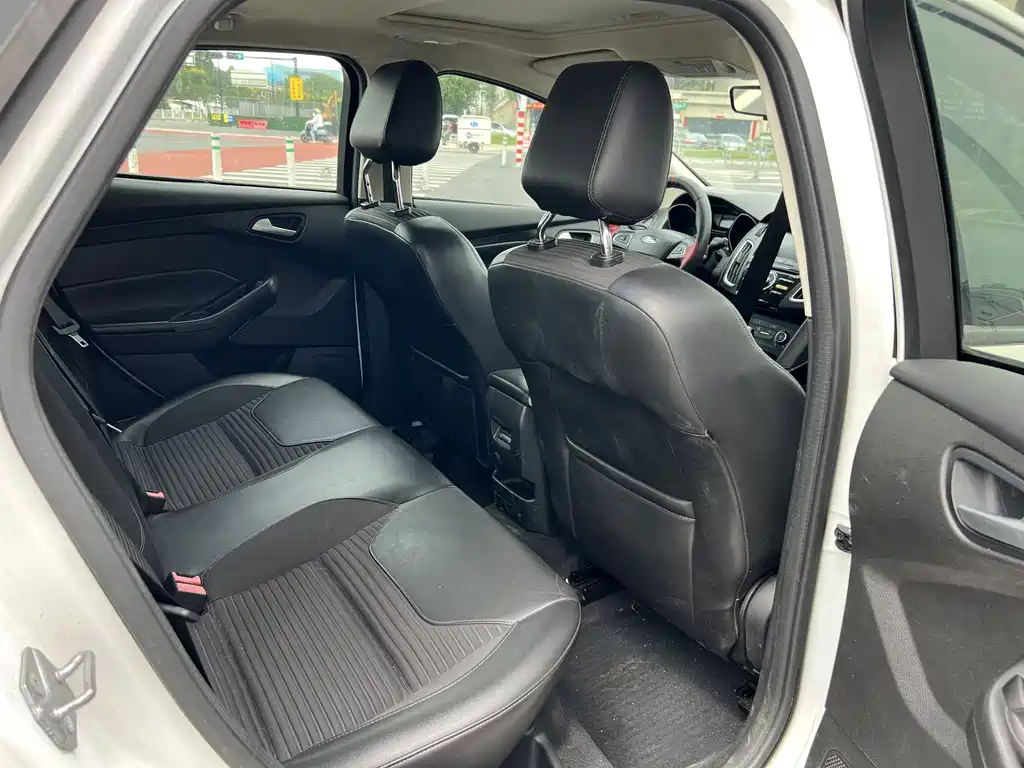 Ford Focus 2018 — фото 12