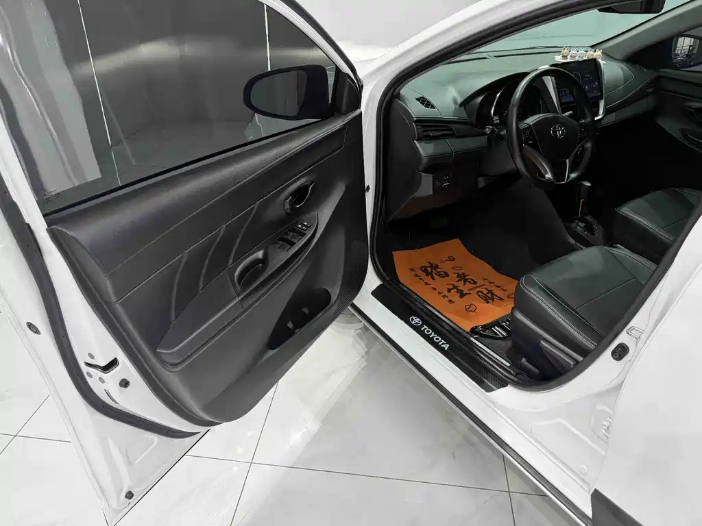 Toyota Yaris L 2023 — фото 6