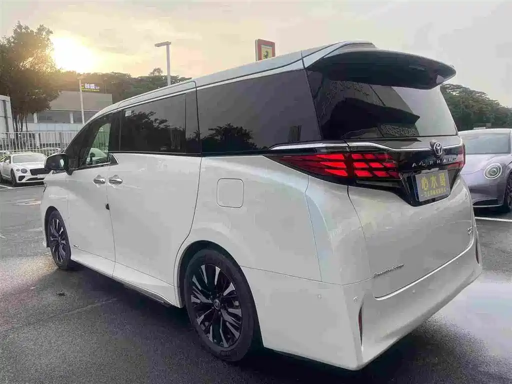 Toyota Alphard 2024 — фото 3