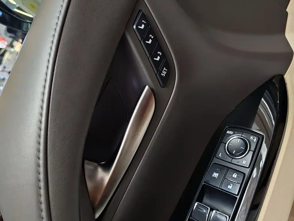 Lexus LX 2018 — фото 13