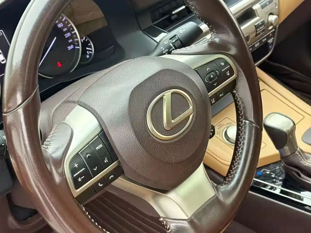 Lexus ES 2018 — фото 8