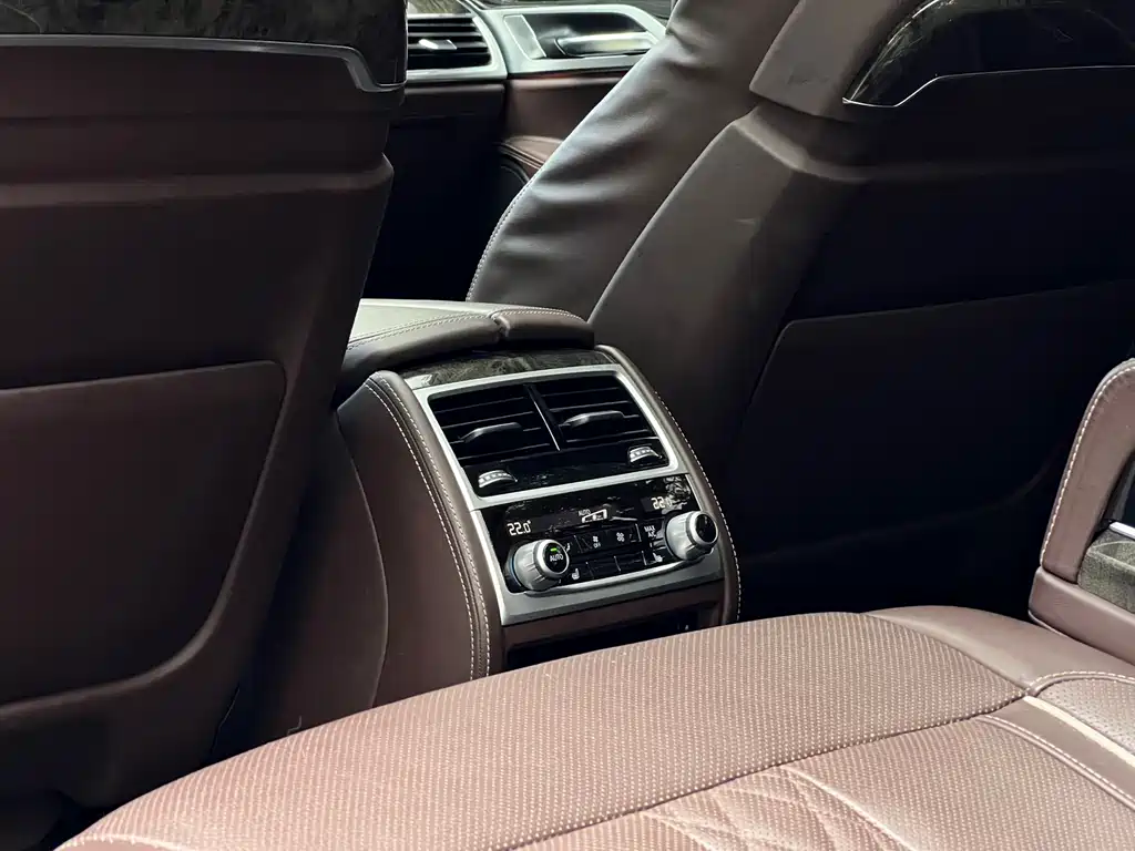 BMW 7 Series 2018 — фото 18