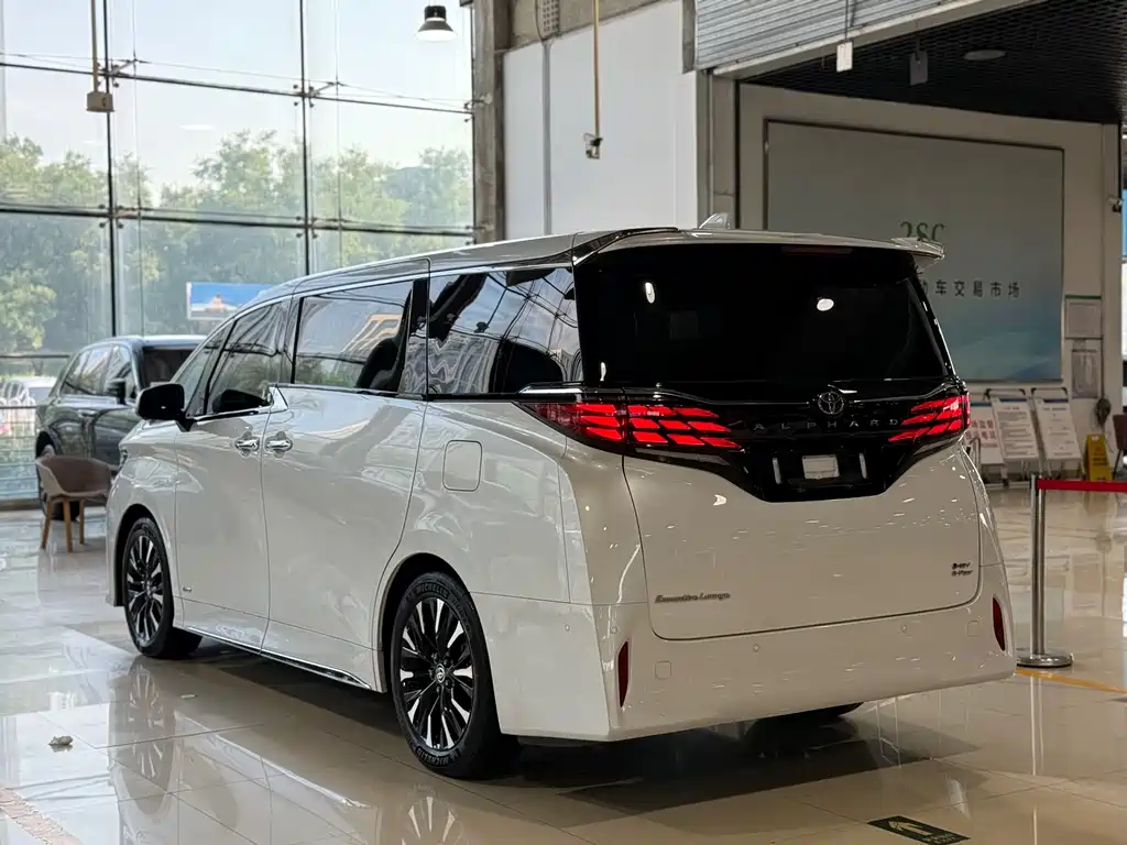 Toyota Alphard 2024 — фото 27