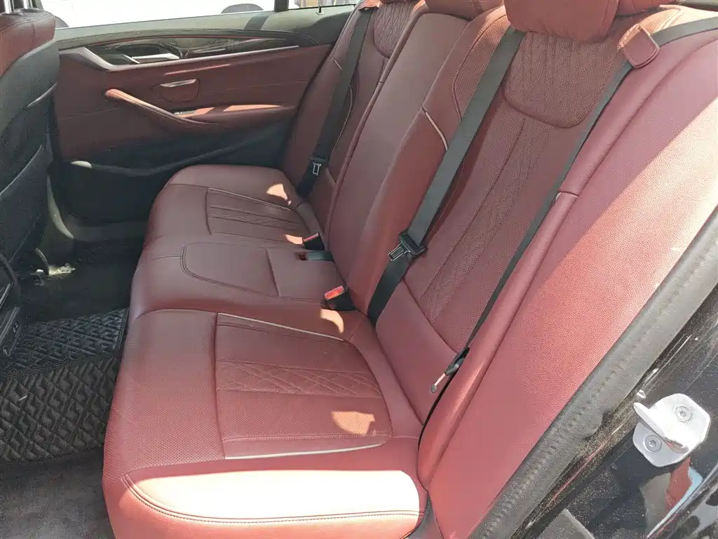 BMW 5 Series 2021 — фото 13