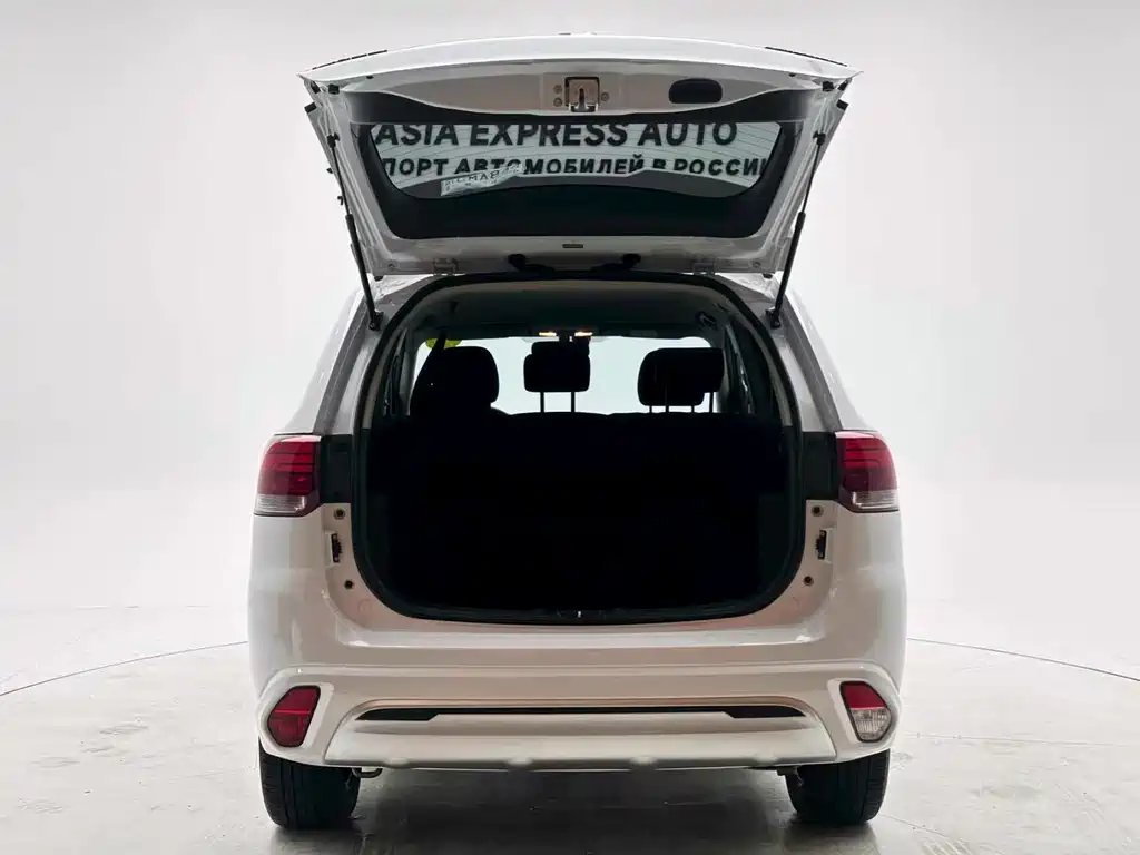 Mitsubishi Outlander 2023 — фото 7