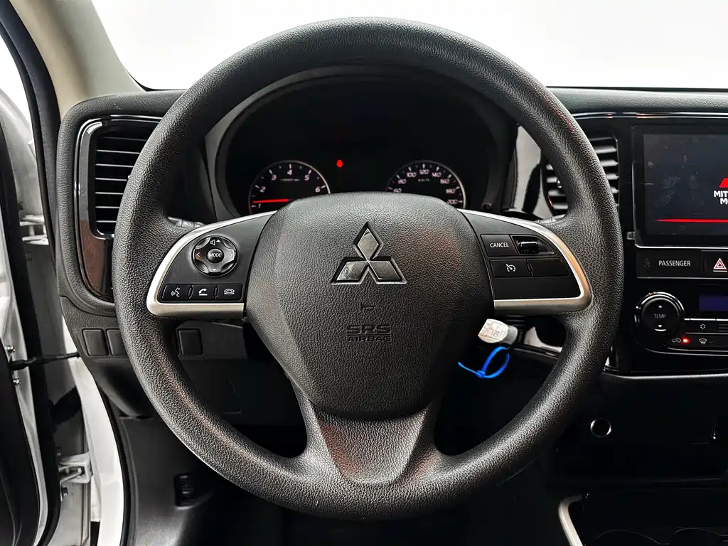 Mitsubishi Outlander 2023 — фото 11
