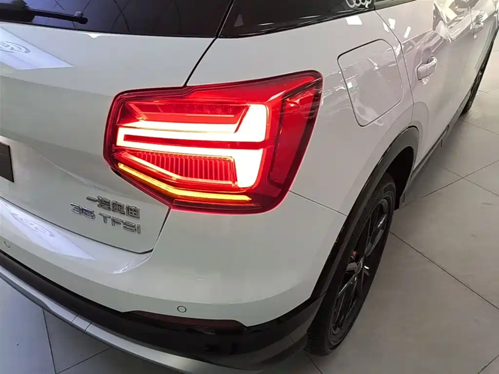 Audi Q2L 2021 — фото 8