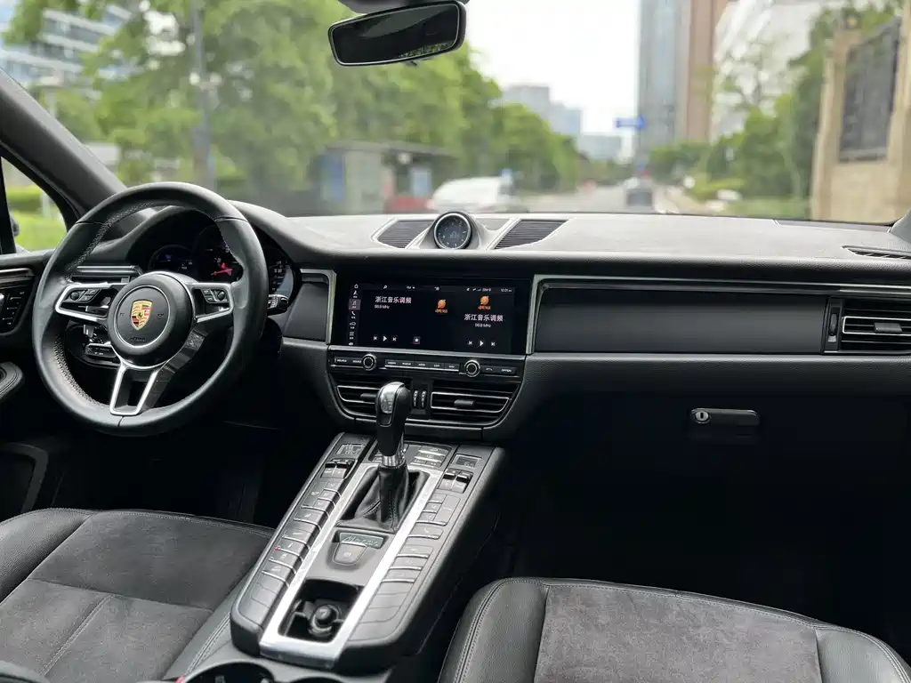 Porsche Macan 2018 — фото 15