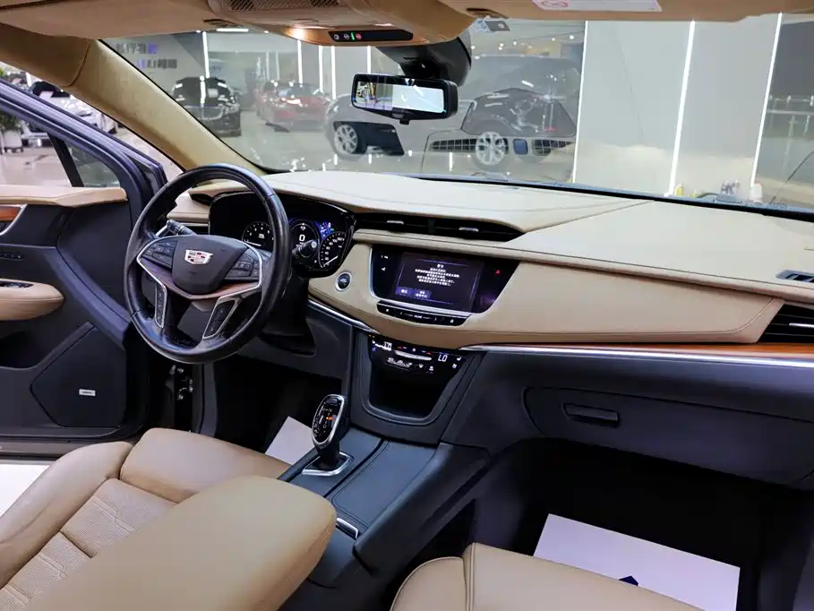 Cadillac XT5 2017 — фото 19