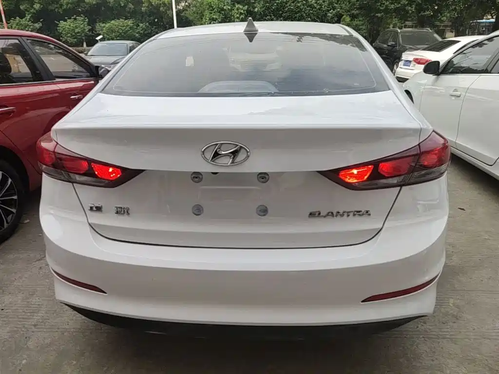 Hyundai Elantra 2018 — фото 6
