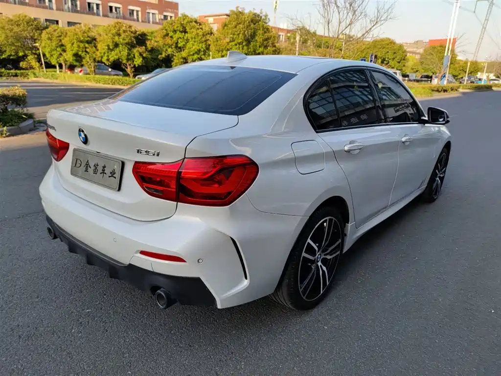 BMW 1 Series 2021 — фото 10