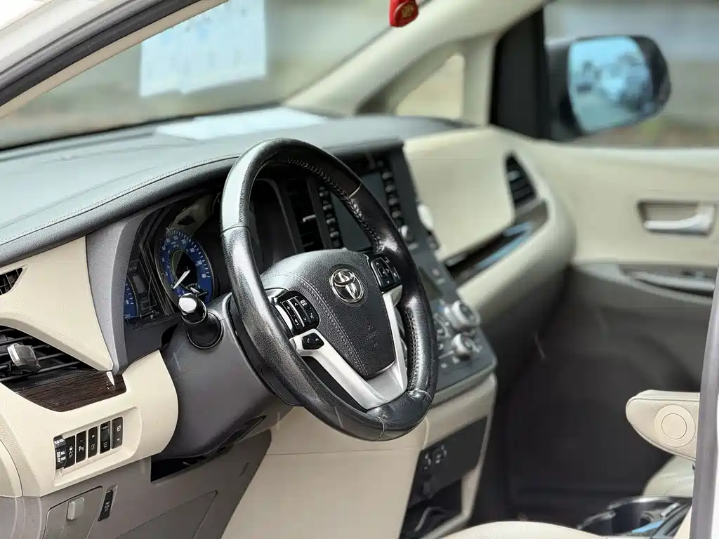 Toyota Sienna 2019 — фото 10