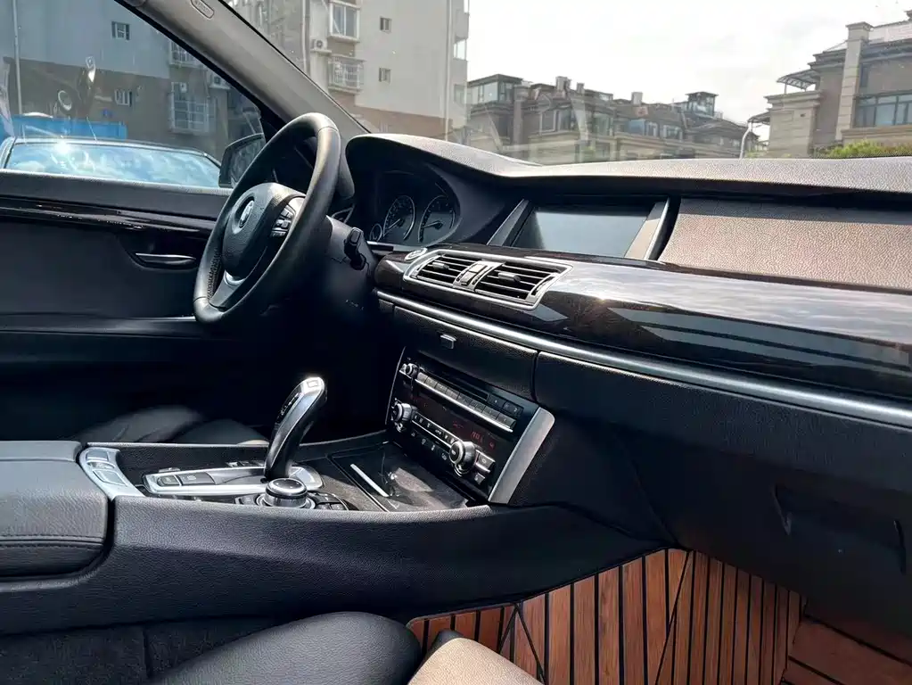 BMW 5 Series GT 2010 — фото 16