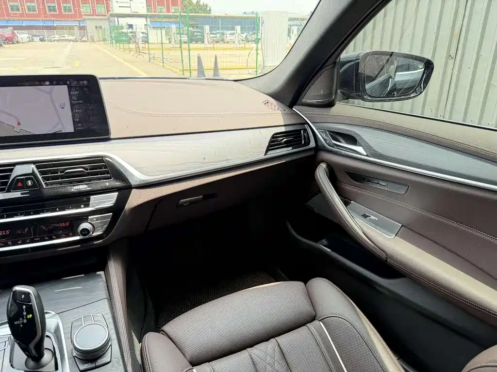 BMW 5 Series 2021 — фото 12