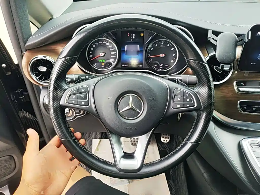 Mercedes-Benz V-Class 2022 — фото 11
