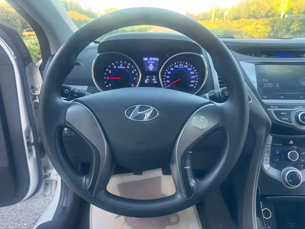 Hyundai Elantra 2016 — фото 16