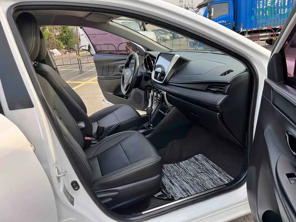 Toyota Yaris L 2020 — фото 11