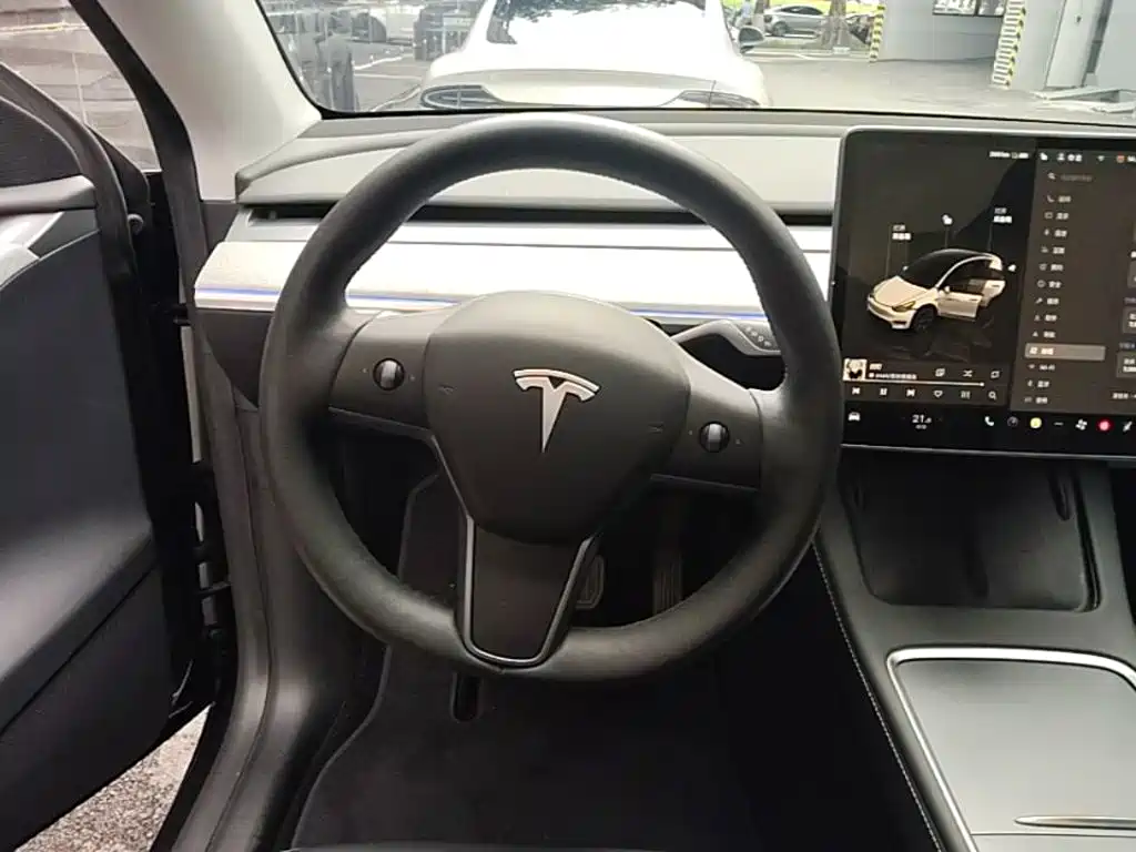 Tesla Model Y 2024 — фото 11