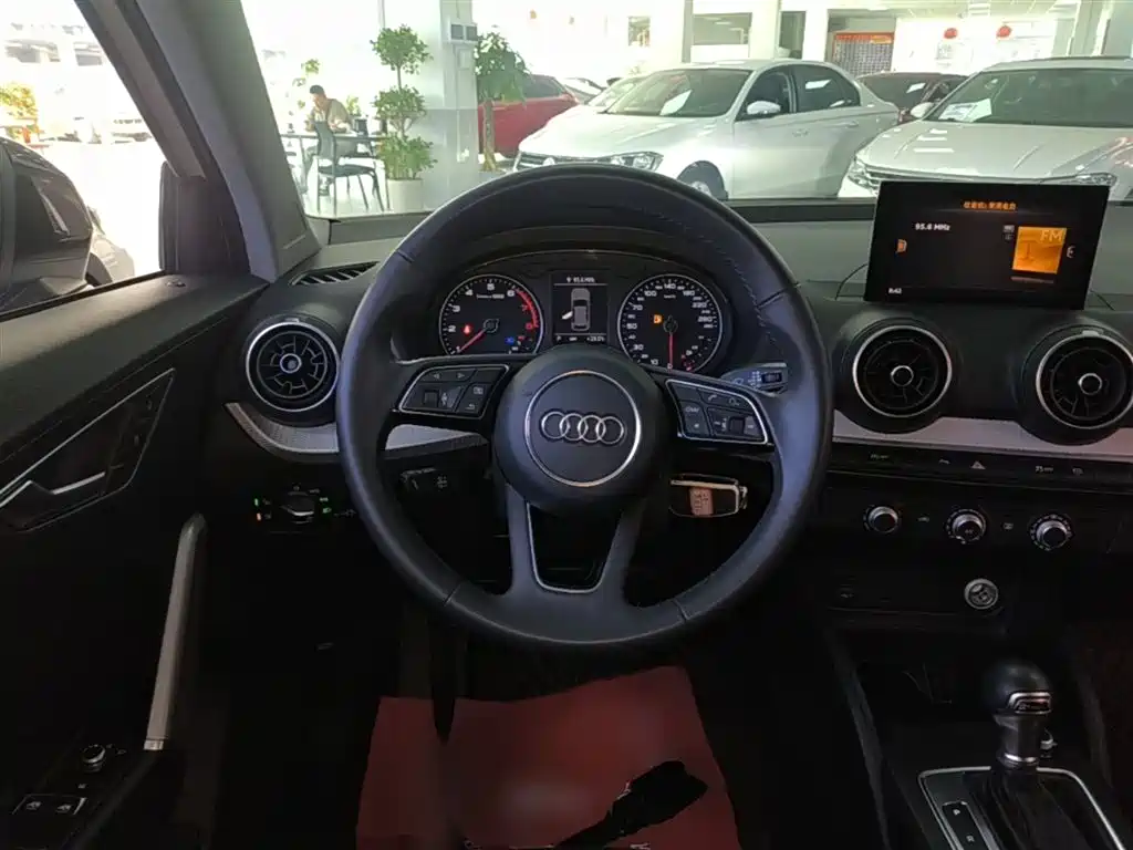 Audi Q2L 2021 — фото 11