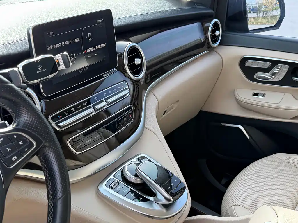 Mercedes-Benz V-Class 2020 — фото 15
