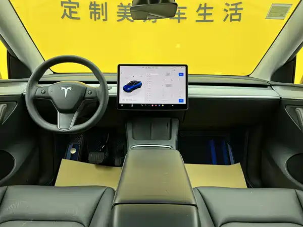 Tesla Model Y 2024