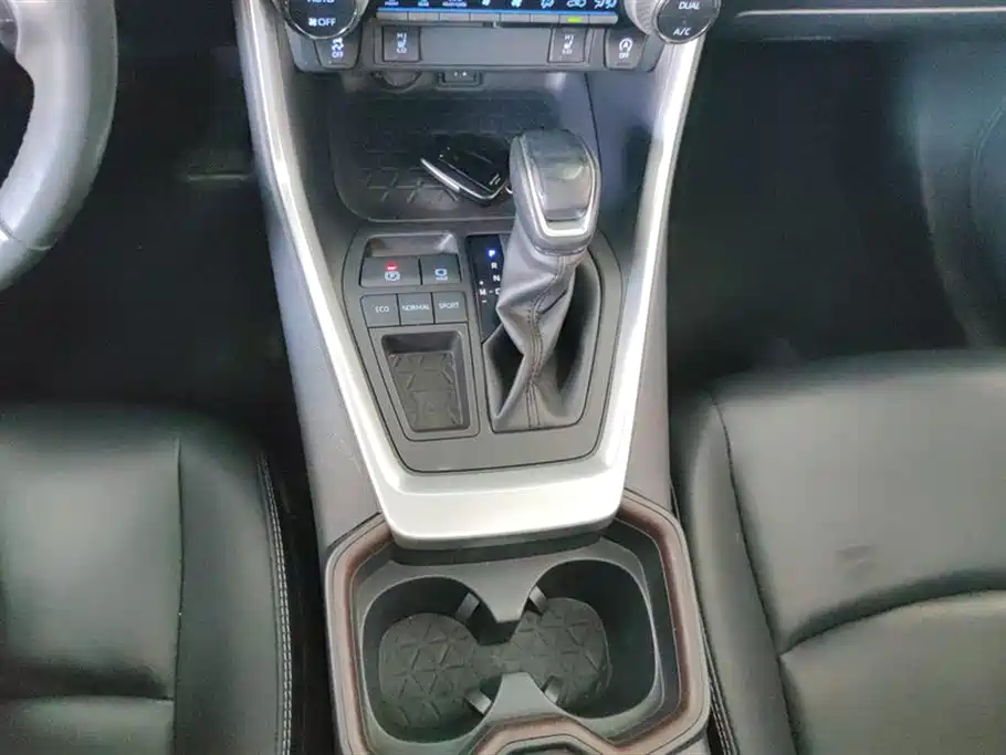 Toyota RAV4 2021 — фото 16