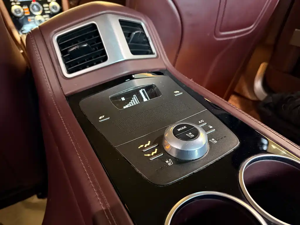Aston Martin Rapide 2017 — фото 14