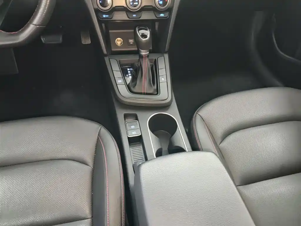 Hyundai Elantra 2019 — фото 14