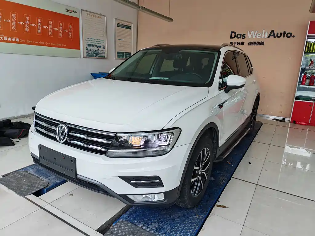 Volkswagen Tiguan L 2018 — фото 1