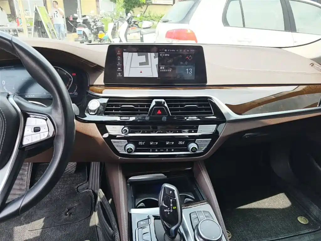 BMW 5 Series 2020 — фото 13