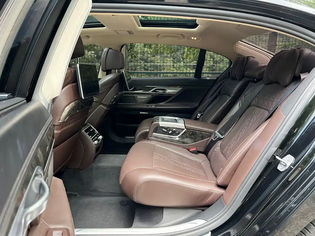 BMW 7 Series 2018 — фото 17