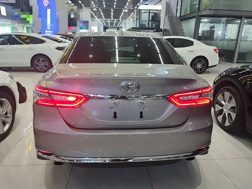 Toyota Camry 2023 — фото 6