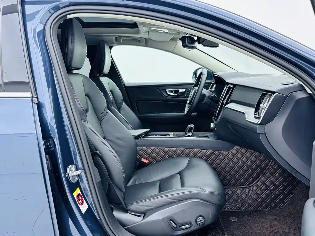 Volvo S60 2023 — фото 15