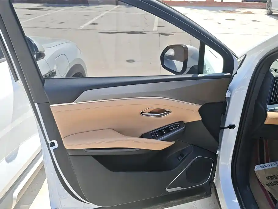 BYD L DM-i 2025 — фото 7