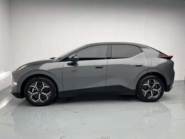Lynk & Co Z20 2025