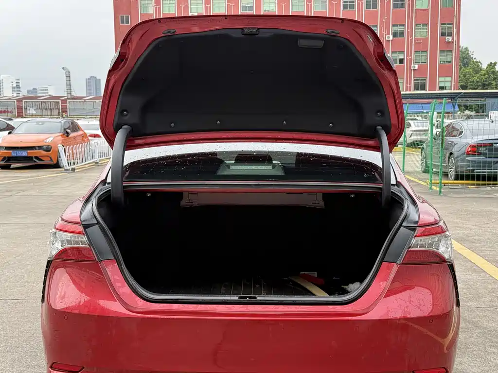 Toyota Camry 2018 — фото 14