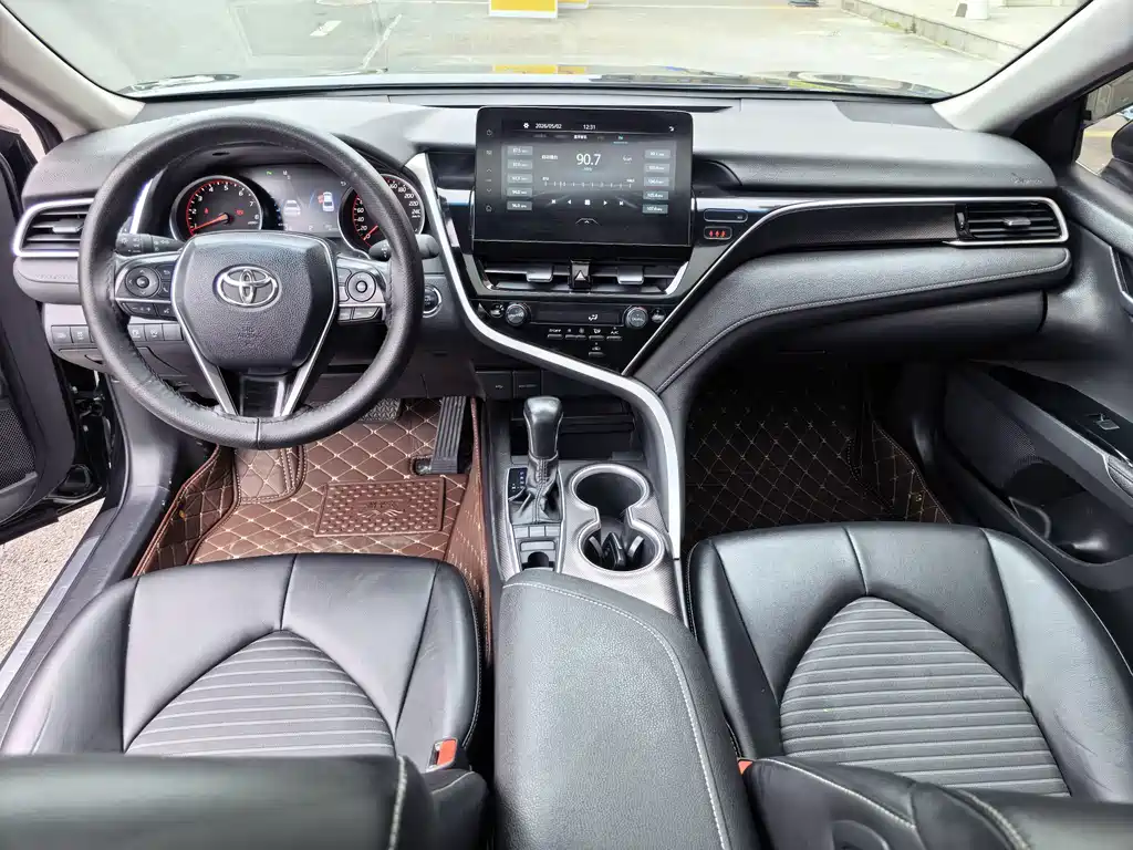 Toyota Camry 2023 — фото 4