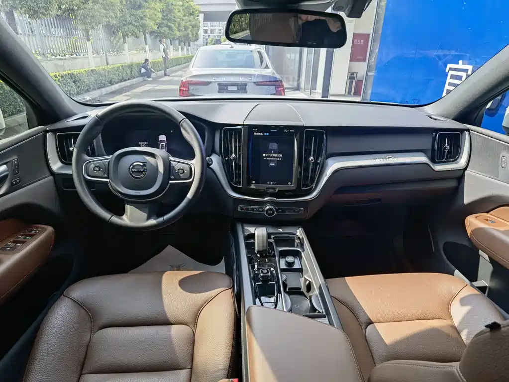 Volvo XC60 2024 — фото 11