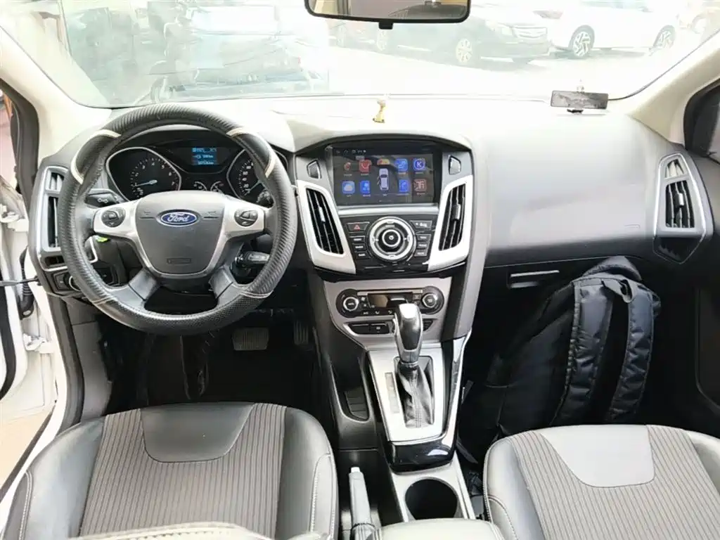 Ford Focus 2014 — фото 10