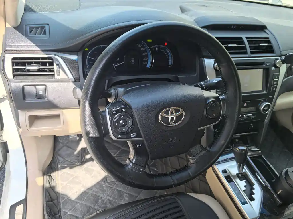 Toyota Camry 2014 — фото 21
