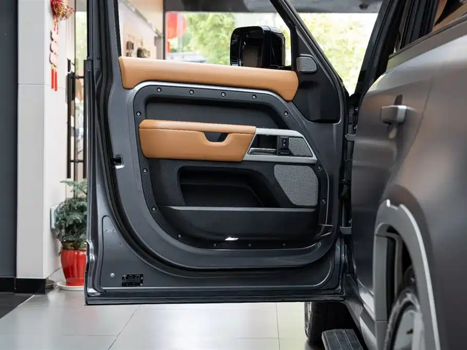 Land Rover Defender 2023 — фото 12