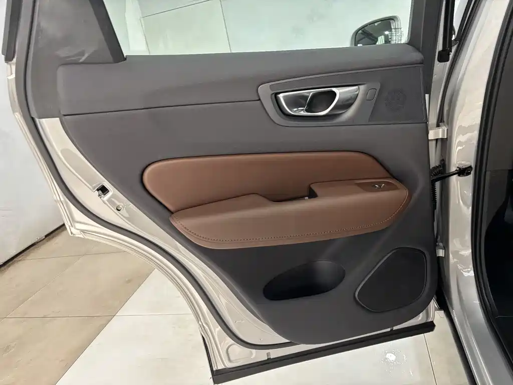 Volvo XC60 2025 — фото 19