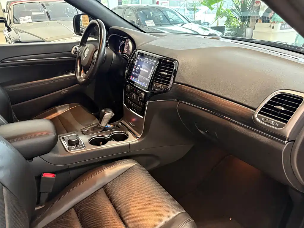 Jeep Grand Cherokee 2020 — фото 16