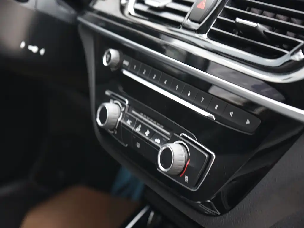 BMW 1 Series 2021 — фото 14